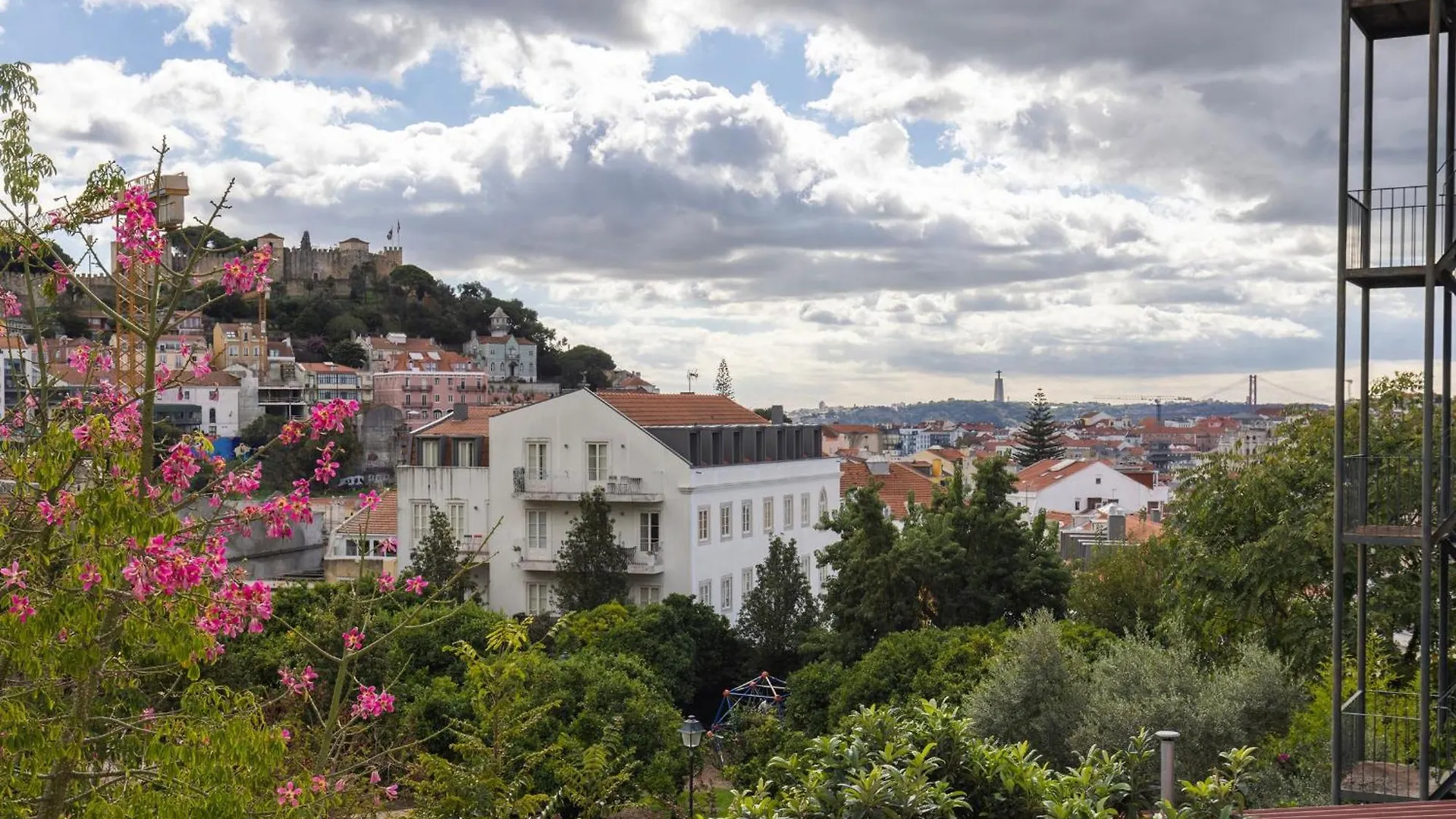 2Bdr Charming Apartment In Graca By Lovelystay Lisbon