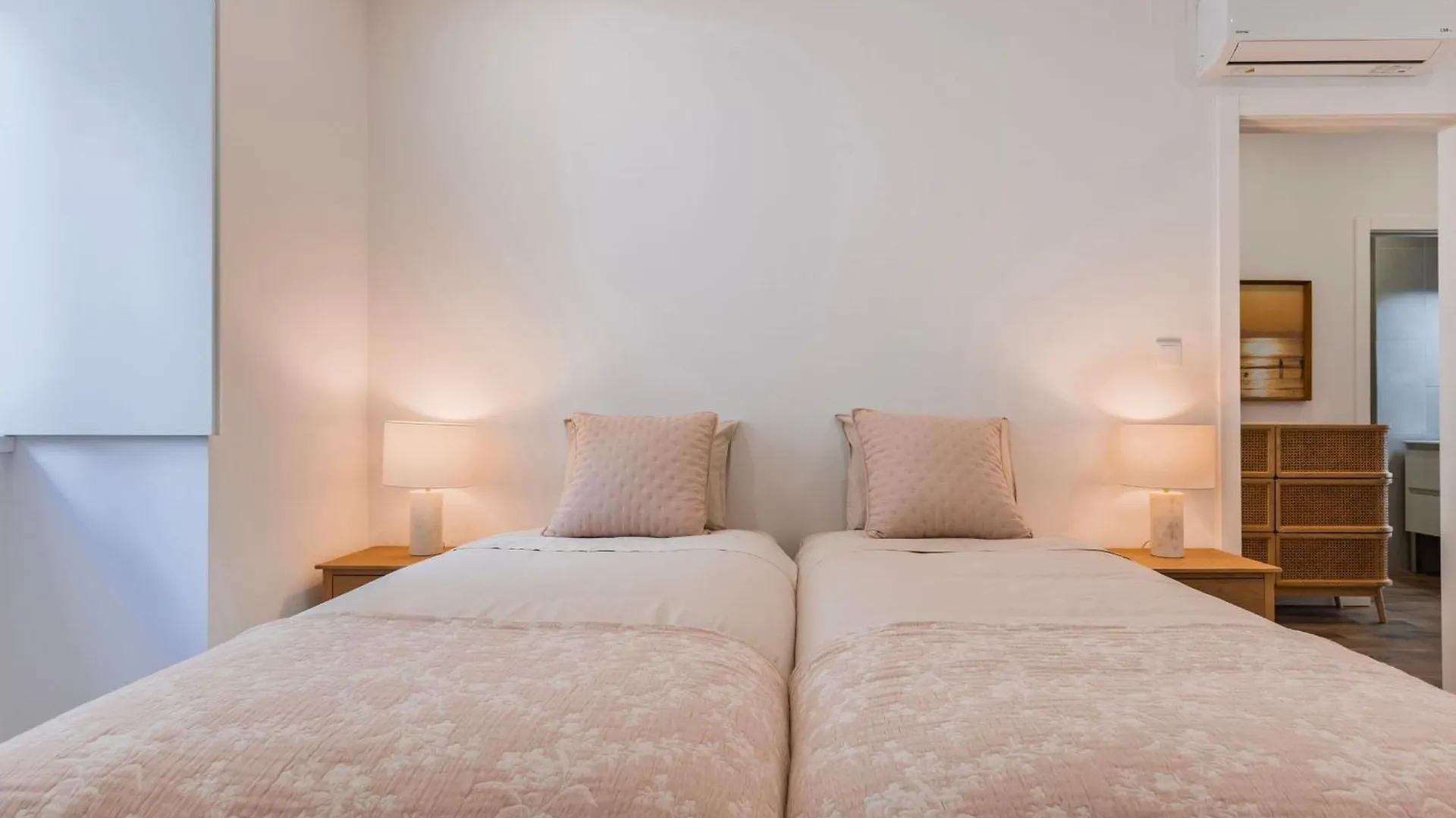 2Bdr Charming Apartment In Graca By Lovelystay Lisbona